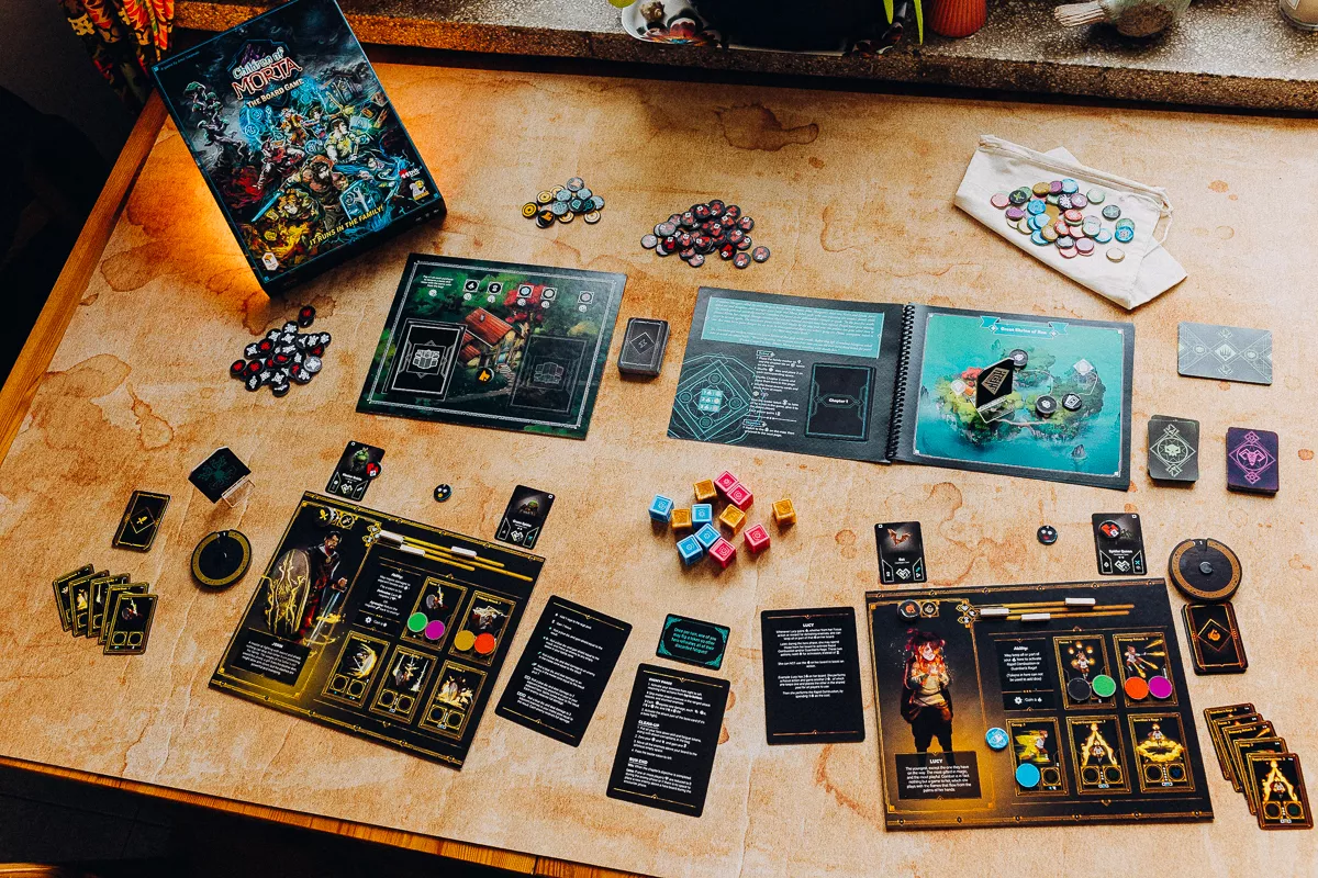 نمای کلی بازی بردگیم فرزندان مورتا (Children of Morta: The Board Game)