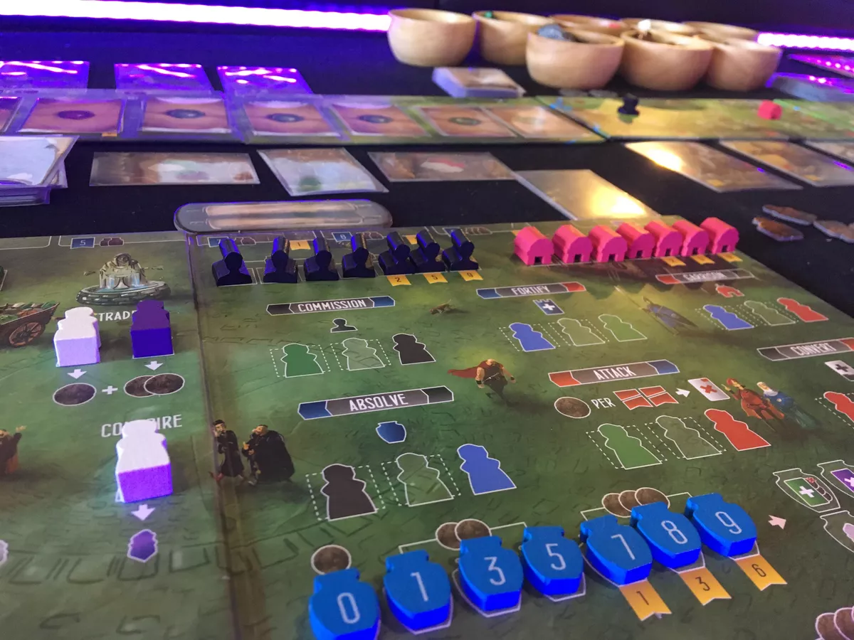 نمای نزدیک از صفحه مهره های بازی رومیزی پالادین‌های پادشاهی غربی (Paladins of the West Kingdom)