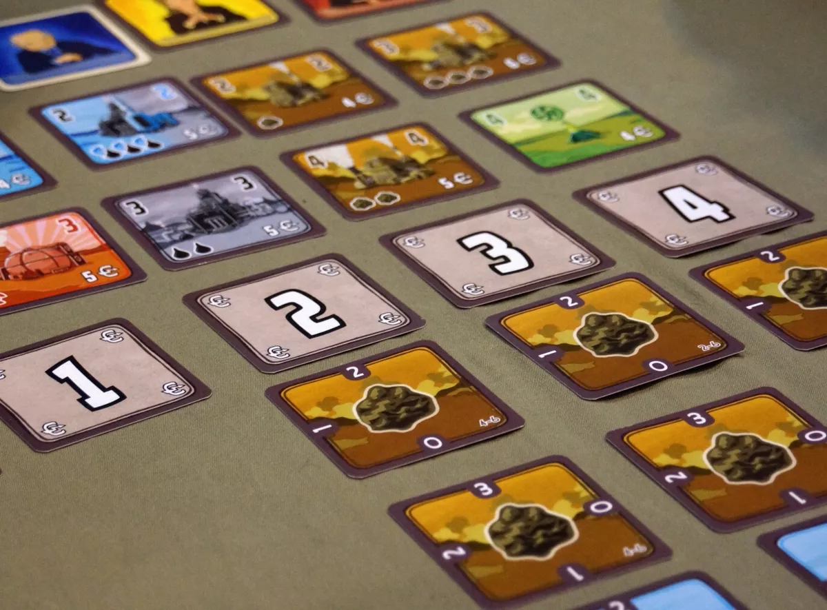 تصویر نمای نزدیک از کارت های بازی پاور گرید نسخه کارتی - Power Grid: The Card Game Close up Shot