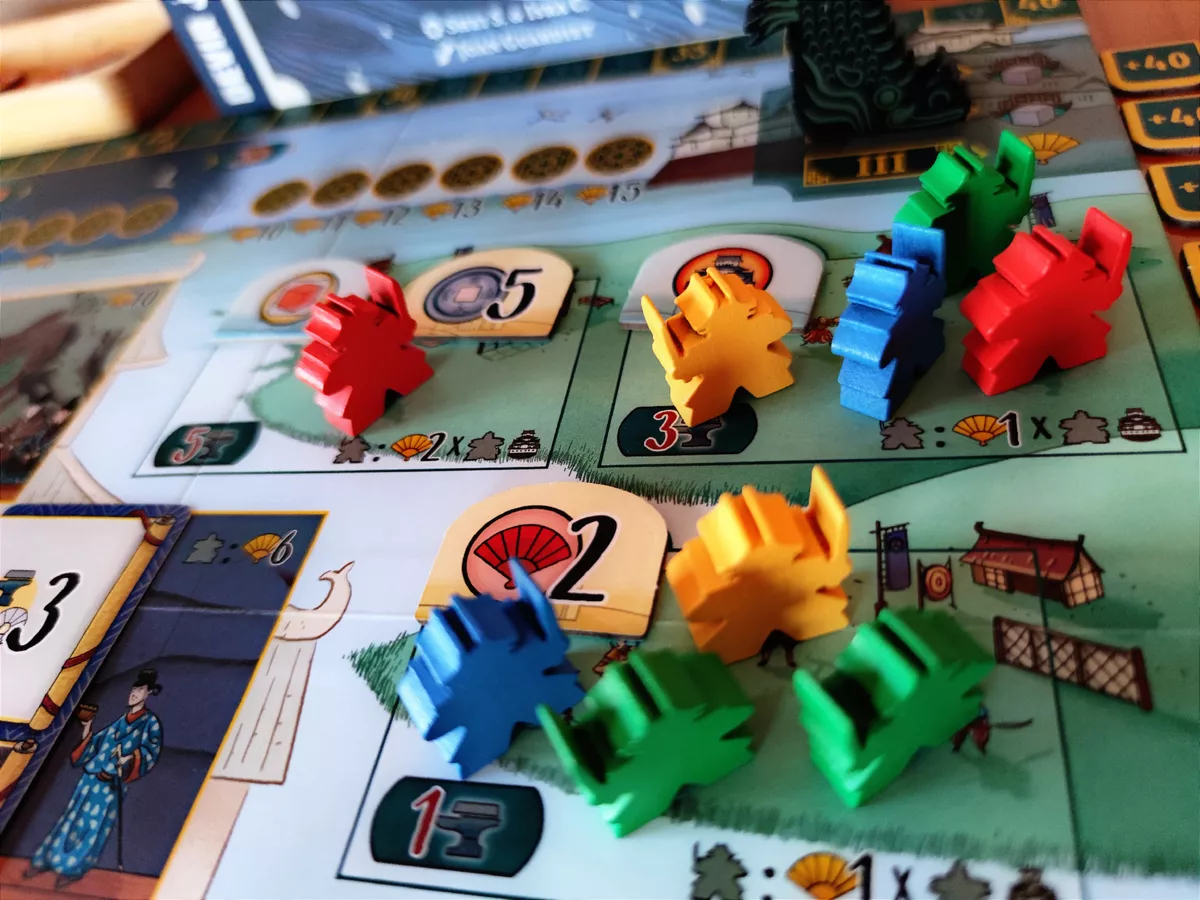 مهره های بازی رومیزی قلعه سفید (The White Castle)