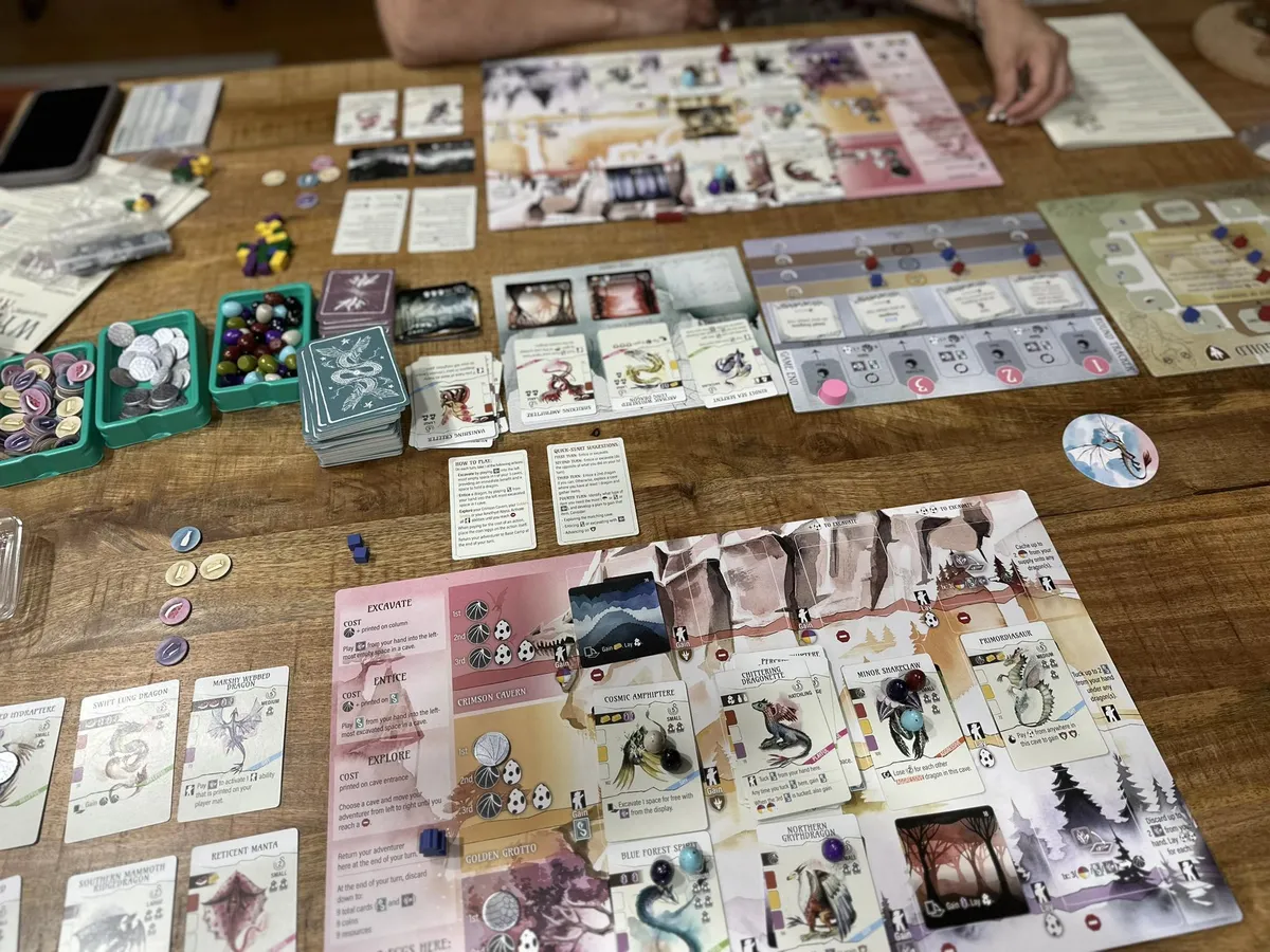 نمای کلی از صفحه بازی، توکن و کارت های بازی ویرم اسپن (Wyrmspan)